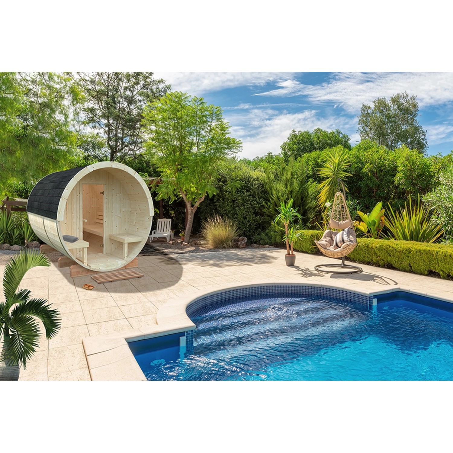 Palmako Saunafass Anita aus Fichtenholz, 1,3 m² x 0,7 m², naturbelassen im Garten mit Pool.