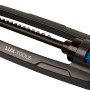Schwarzer LUX-TOOLS Regner für bis zu 336 m² Gartenbewässerung.