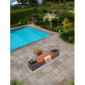 EHL Artano Terrassenplatten in Sandsteinoptik auf Terrasse mit Pool und Sitzgruppe.