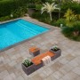 EHL Artano Terrassenplatten in Sandsteinoptik auf Terrasse mit Pool und Sitzgruppe.