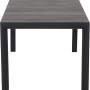 Detailansicht des Silva Tisches aus dem Siena Garden Dining-Set Velia, mit anthrazitfarbenem Gestell und grau gewischter Keramikplatte.