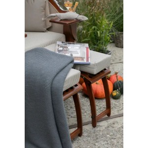 Detailaufnahme Strandkorb Nordstrand Mahagoni mit grauem PE-Geflecht, Kissen und Beistelltisch.