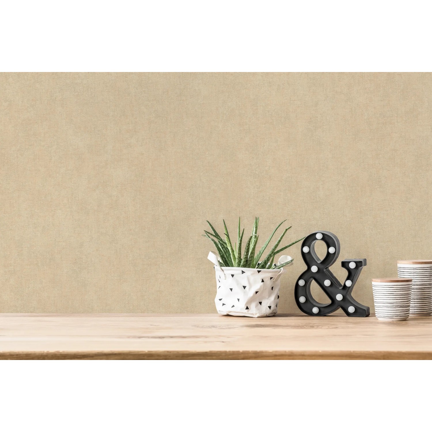 Beige-gelbe, matte Vliestapete Uni Glatt von FSC® für Wohnraumgestaltung.