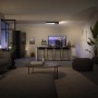 Schwarze Philips Hue Centris LED-Deckenleuchte mit 3 Spots in Wohnraum-Szene.