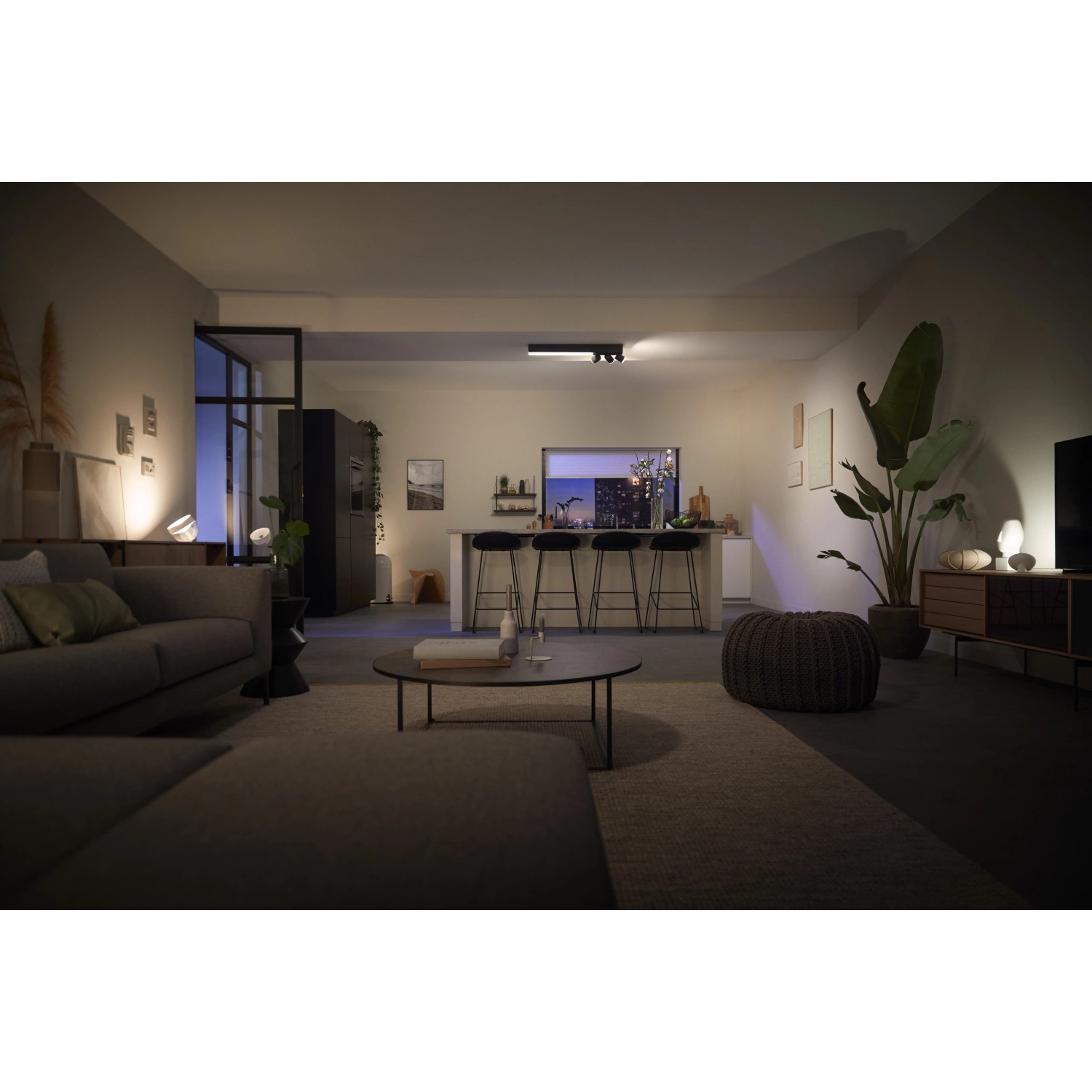 Schwarze Philips Hue Centris LED-Deckenleuchte mit 3 Spots in Wohnraum-Szene.