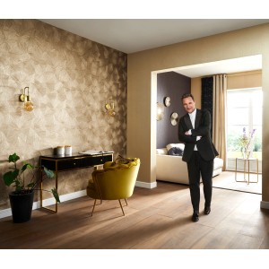 Wohnraum mit Erismann Vliestapete Guido Maria Kretschmer, Fächermotiv in Goldtönen.