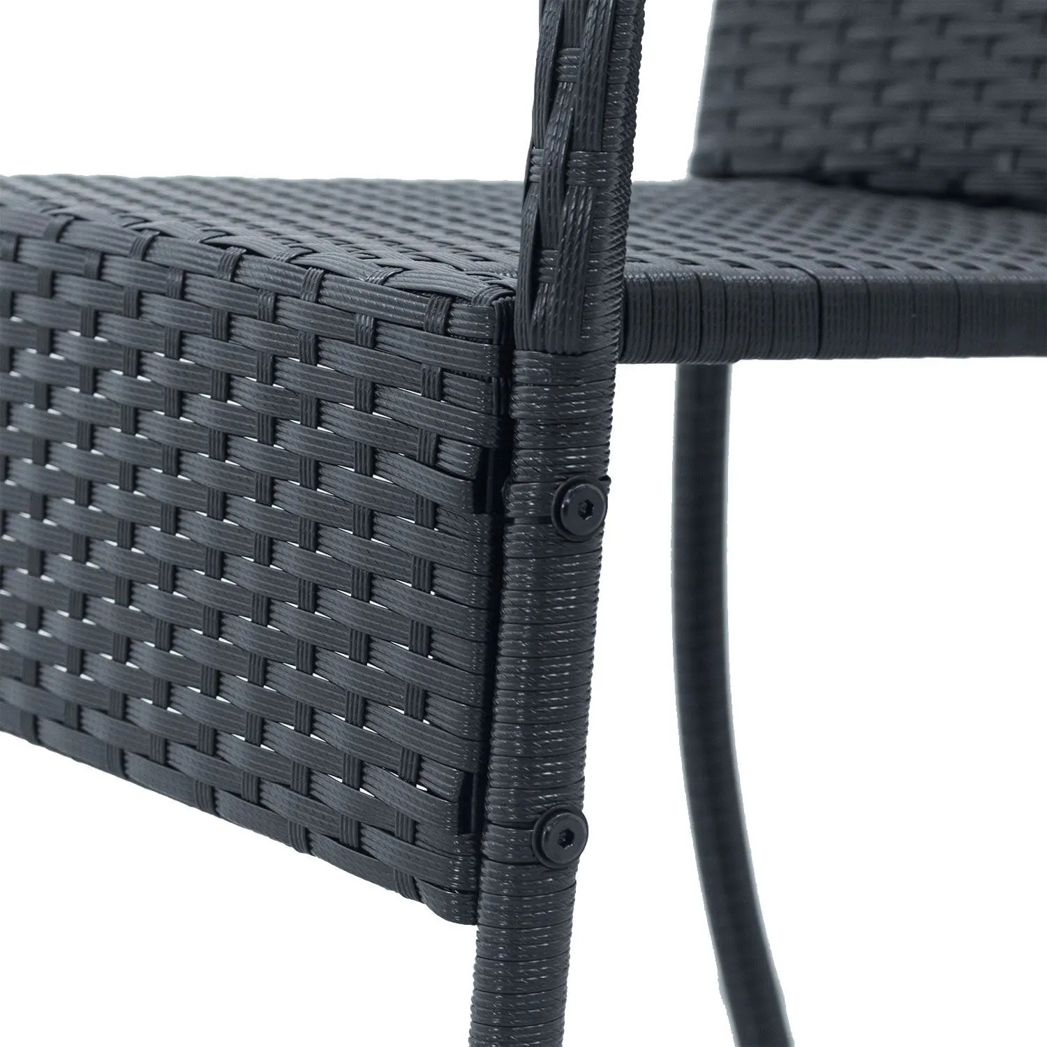 Detailaufnahme: Schwarzer Polyrattan Gartenstuhl Yoro mit Armlehne, Teil eines 6er Sets.