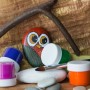 Bemalte Malsteine: Eule auf Stein, Farben und Pinsel. Kreatives Set zum Basteln und Gestalten.
