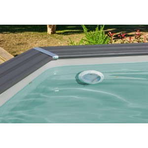 Detailansicht des Gre Composite Pool Avantgarde Oval mit Beleuchtung.