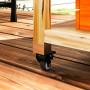 Detailaufnahme: Rolle des Outsunny Grillwagens aus Stahl und Tannenholz auf einer Holzterrasse.
