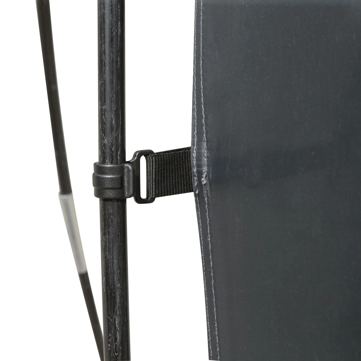 Detailaufnahme: Befestigung des Bestway Lay-Z-Spa Pavillons am Gestänge.