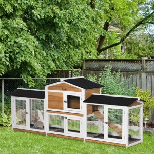 Großer PawHut Kleintierstall aus weißem Tannenholz mit Auslauf, Rampe und schwarzem Dach im Garten. Ein Kaninchen ist sichtbar.