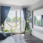 Wohnzimmer mit Gardinenstangen-Set Metall Satinoptik, schwarzen Vorhängen und Balkon.