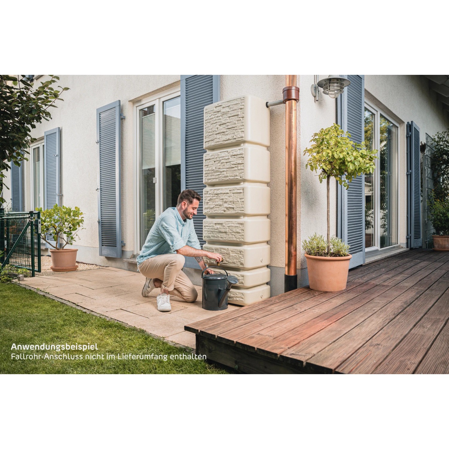 4rain Wandtank Slim Stone Decor 350 l Sandbeige mit Auslaufhahn in Anwendung im Garten.