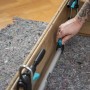 Hand montiert Türrahmen mit wolfcraft Türfutter-Montageset Pro. Präzises Ausrichten der Zarge mit Spannwerkzeugen.