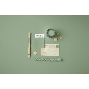 Rust-Oleum Kreidefarbe Khaki Grün matt, mit Pinsel, Farbmuster, Knöpfen und Postkarte auf farbigem Untergrund.