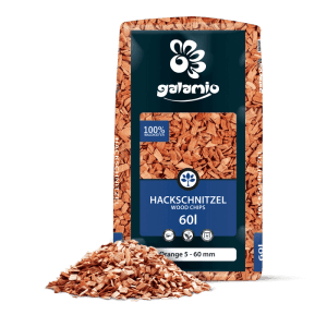 Galamio Holzhackschnitzel Orange 60l Mulch. Eine Packung und ein Haufen orangefarbener Holzchips für Garten und Beet.