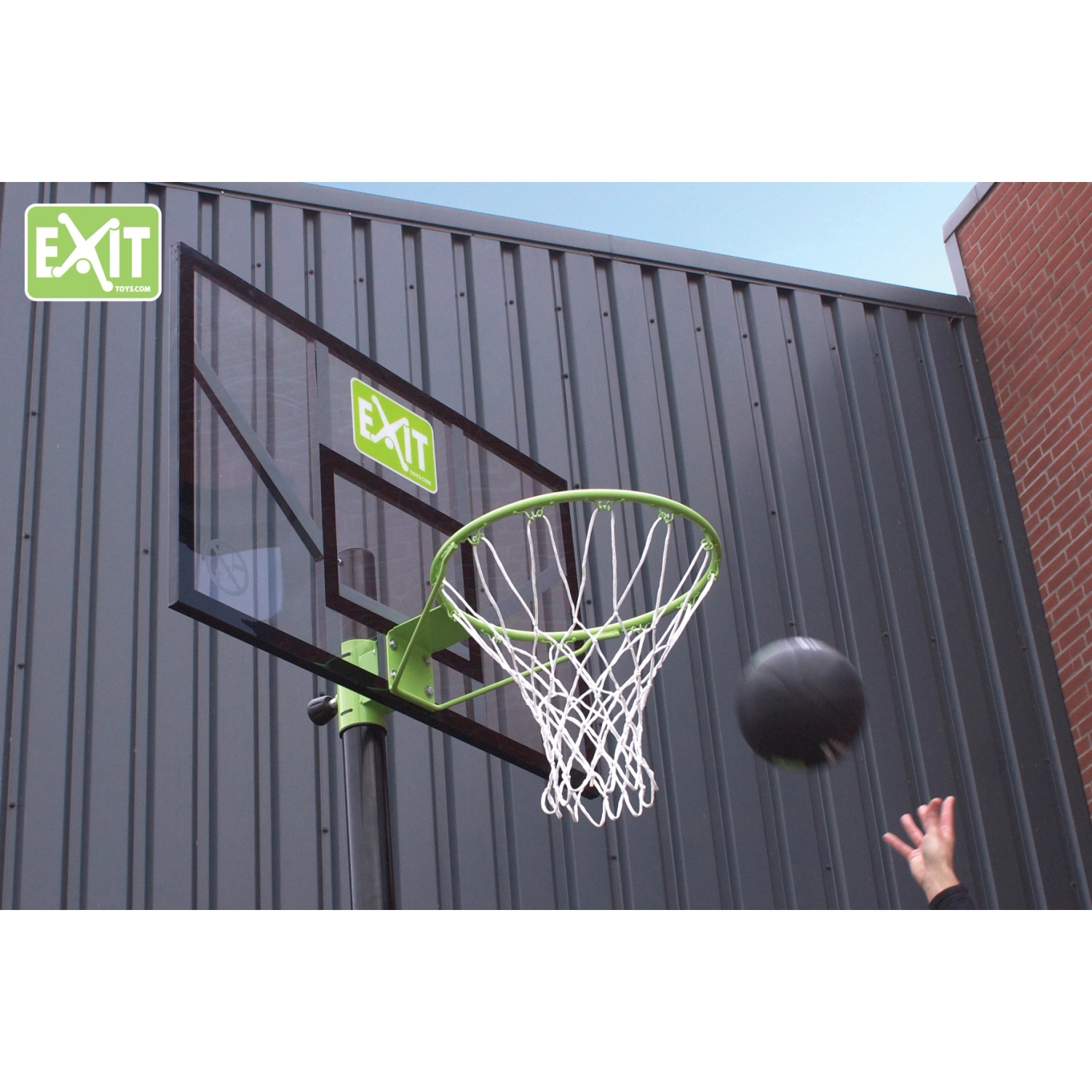 EXIT Comet Basketballkorb, grün/schwarz, höhenverstellbar und versetzbar mit Ball in Aktion.