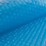Nahaufnahme: Blaue Solarplane 400µm GeoBubble für achteckige Holzpools. Pool Abdeckung mit Luftpolsterfolie.