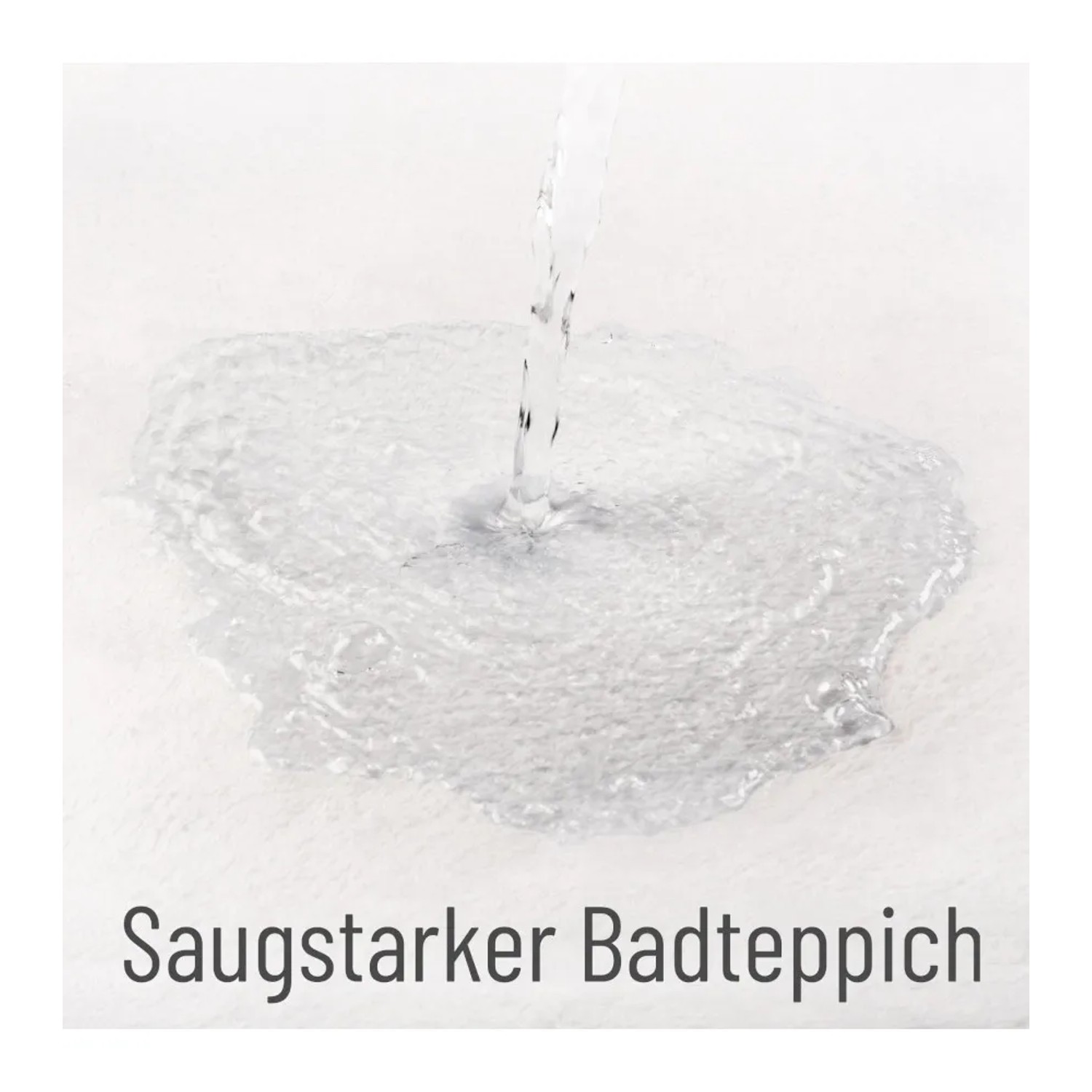 Wasser wird auf einen saugstarken, weißen Sanilo Badteppich gegossen.