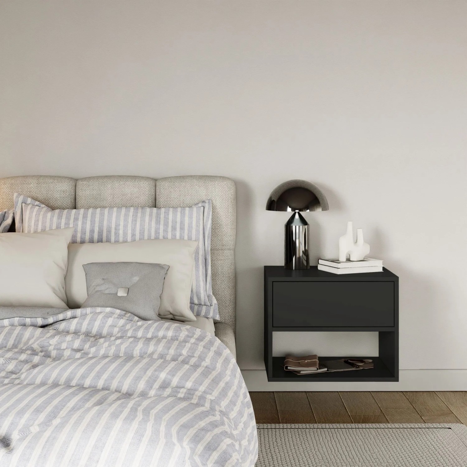 Schwarzer Selsey Nachttisch Framme, wandhängend, mit Schublade und offenem Fach, neben einem Bett. Modernes Schlafzimmerdesign.