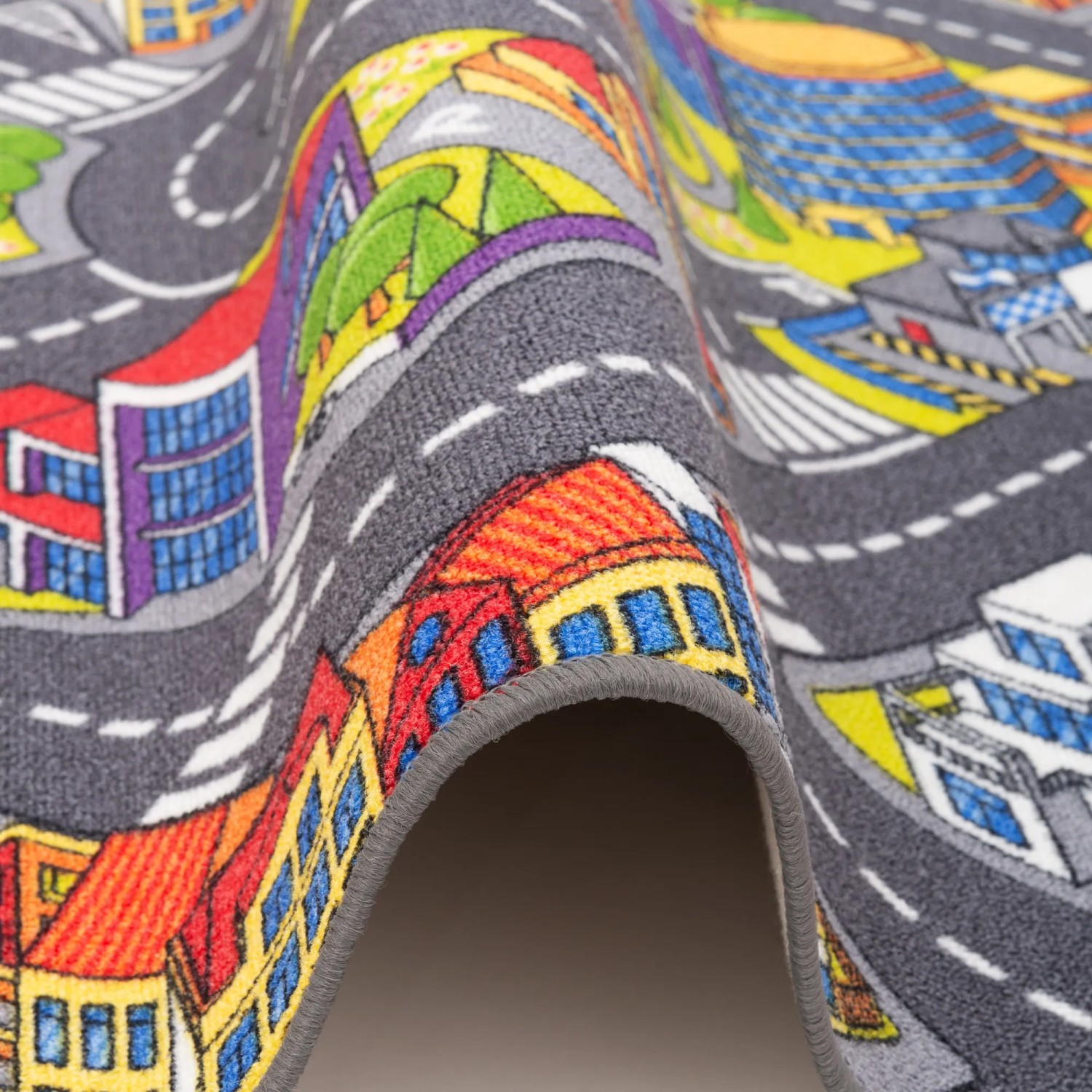 Hellgrauer Kinder Straßenteppich 200x300cm mit bunten Straßen und Häusern.