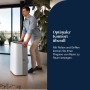 Mobiles De'Longhi Klimagerät PAC-AP120 in Weiß mit Mann im Wohnraum.