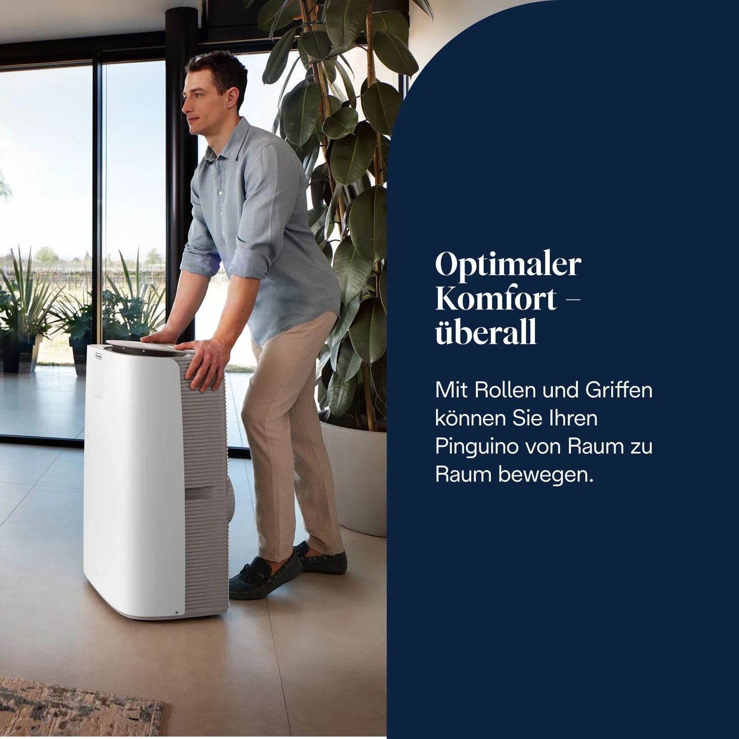 Mobiles De'Longhi Klimagerät PAC-AP120 in Weiß mit Mann im Wohnraum.
