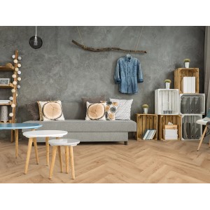 Wohnraum mit Classen Ville Laminat in Fischgrät Orpesa Oak verlegt.