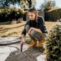 Frau reinigt Terrasse mit Kärcher WD 3 P V-17/4/20 Nass-Trockensauger.