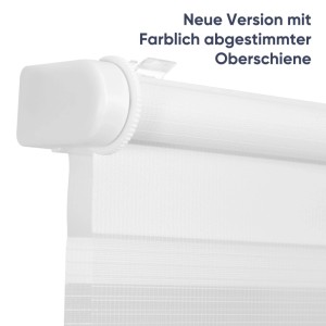 Detailaufnahme: Weißes Sekey Doppelrollo, schnurlos, für Fenster, mit farblich abgestimmter Oberschiene.