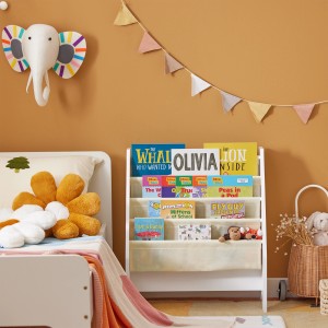 Weißes SoBuy Kinder-Bücherregal mit 4 Stoffablagen für Kinderbücher und Zeitschriften.