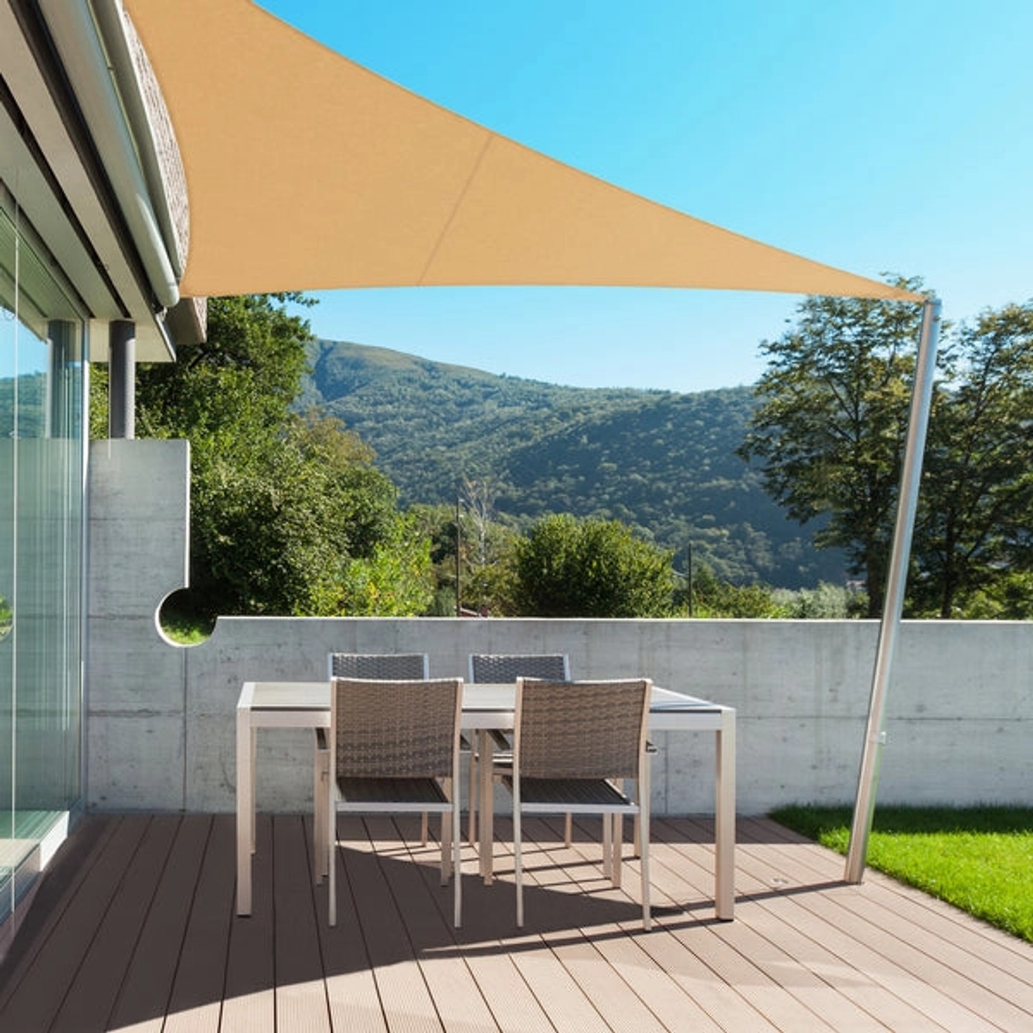 Dreieckiges, wasserabweisendes Karat Sonnensegel in Sandfarbe über einer Terrasse mit Tisch und Stühlen.