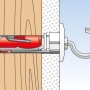 Illustration eines Fischer Duotec Kippdübel 12, rot/silber, in einer Wand mit Haken.