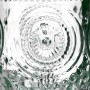Detailaufnahme: Transparente Glasvase aus dem 12er Set mit Vintage-Prägung.