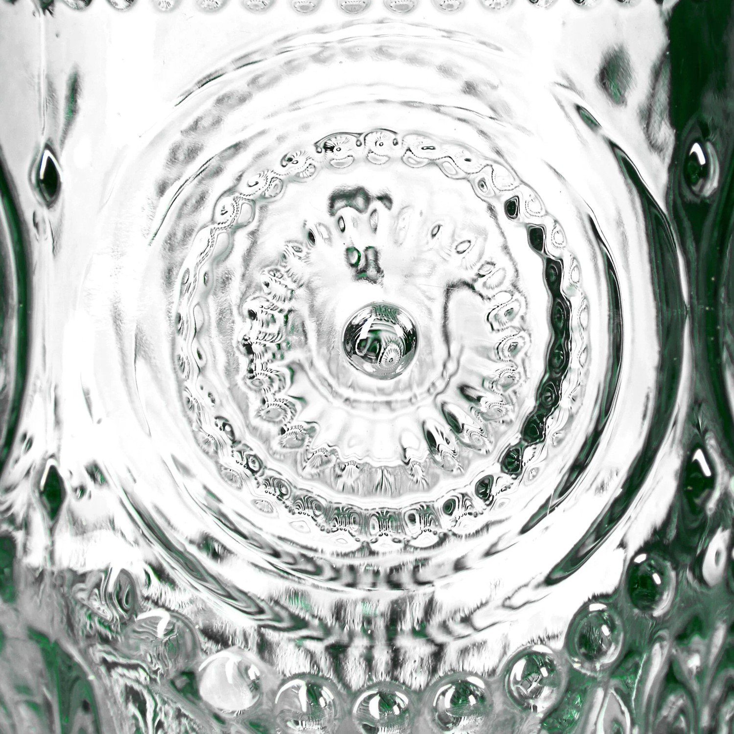 Detailaufnahme: Transparente Glasvase aus dem 12er Set mit Vintage-Prägung.