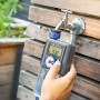 LUX Digitaler Bewässerungscomputer EBC-8/1 am Wasserhahn, bedient von einer Hand.