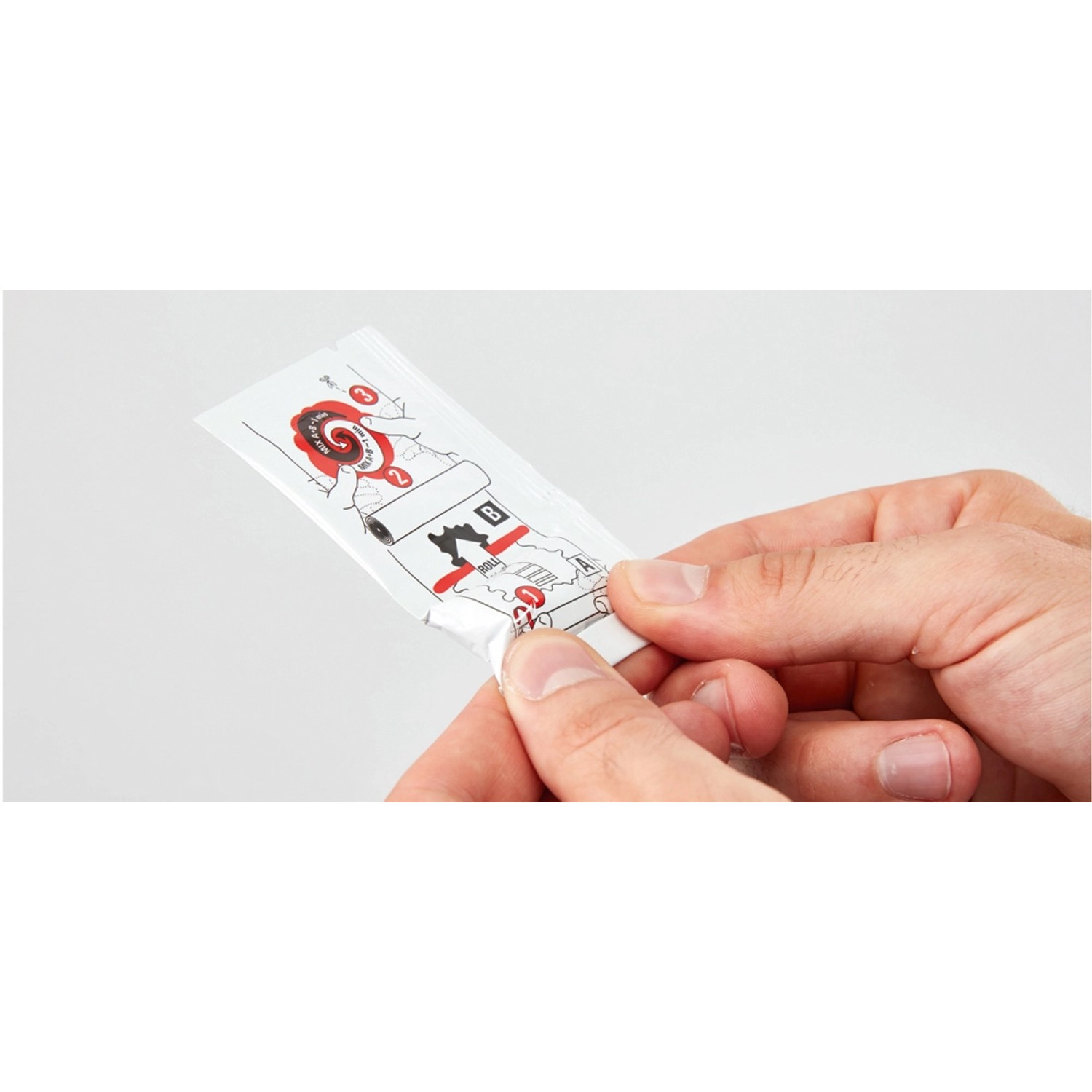 Fischer Bad Kleber: Hand öffnet 2er-Packung (2 x 4 g) für Bad-Accessoires ohne Bohren.