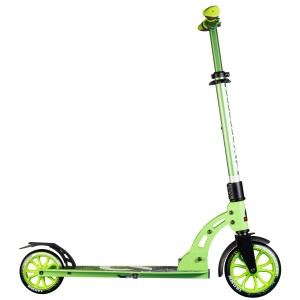 Grüner Six Degrees Aluminium Scooter Junior mit Klappmechanismus und Ständer.