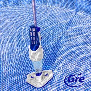 Kabelloser Gre Poolreiniger Electric Vac Plus für Pools und Spas im Einsatz.
