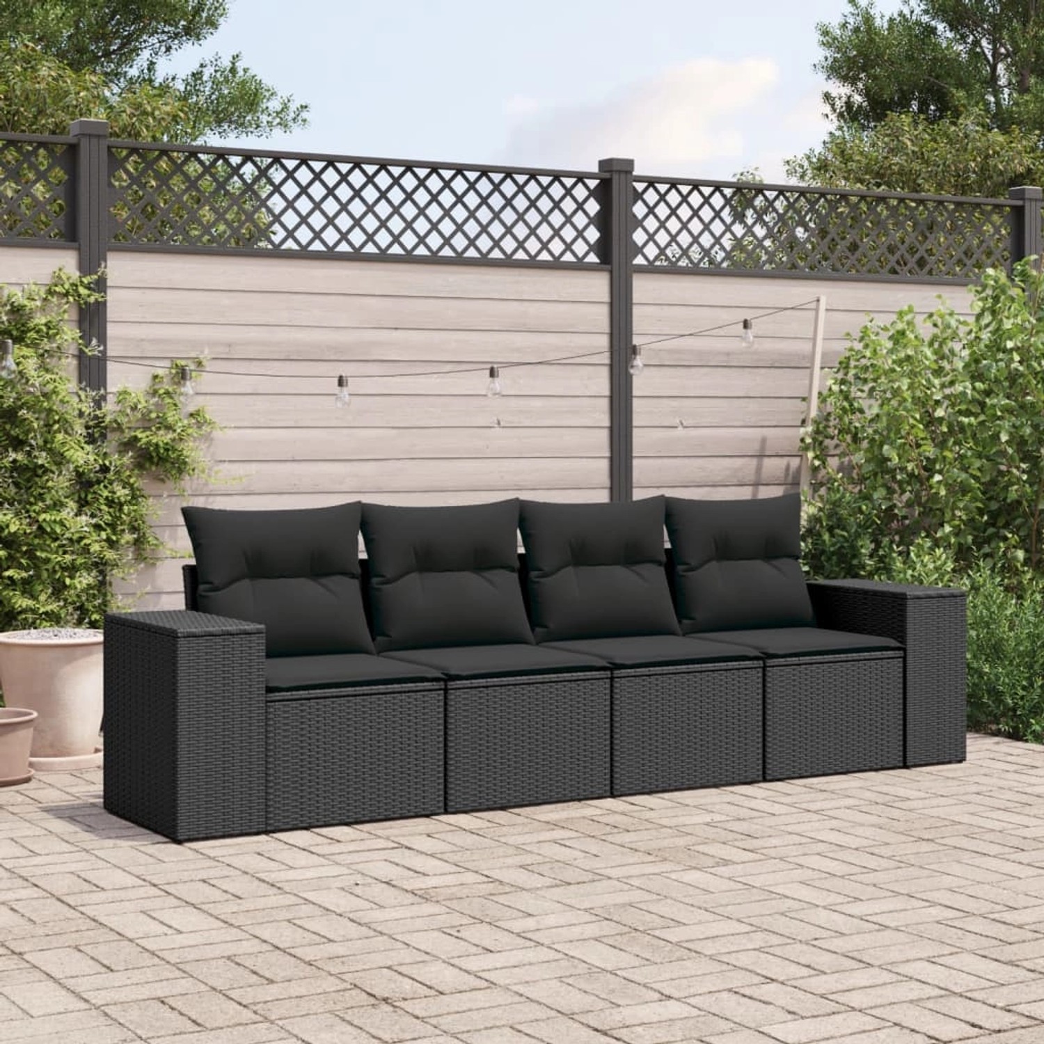 Schwarze 4-teilige Garten-Sofagarnitur aus Poly Rattan mit Kissen für Terrasse und Garten.