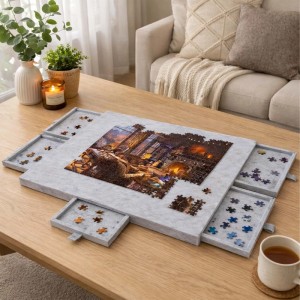 Hellgraues Filz Puzzlebrett mit 6 Schubladen auf Holztisch. Rutschfeste, neigbare Unterlage für Puzzles bis 1000 Teile.