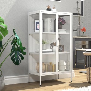 Weißer ebuy24 FlokaM Vitrinenschrank mit 2 Glastüren, gefüllt mit Deko-Objekten.