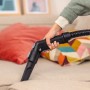 Kärcher Waschsauger SE 4 Plus Special in Weiß im Einsatz auf Sofa.