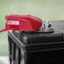 Calima Batterie-Schnellverbinder, rot, montiert an einer Autobatterie.