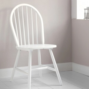 Holzstuhl, gestrichen mit Alpina Sprühlack in Zeitloses Matt-Weiss, edelmatt.