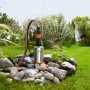 Gardena Premium Tiefbrunnenpumpe 6000/5 inox im Einsatz, Gartenbewässerung im Hintergrund.