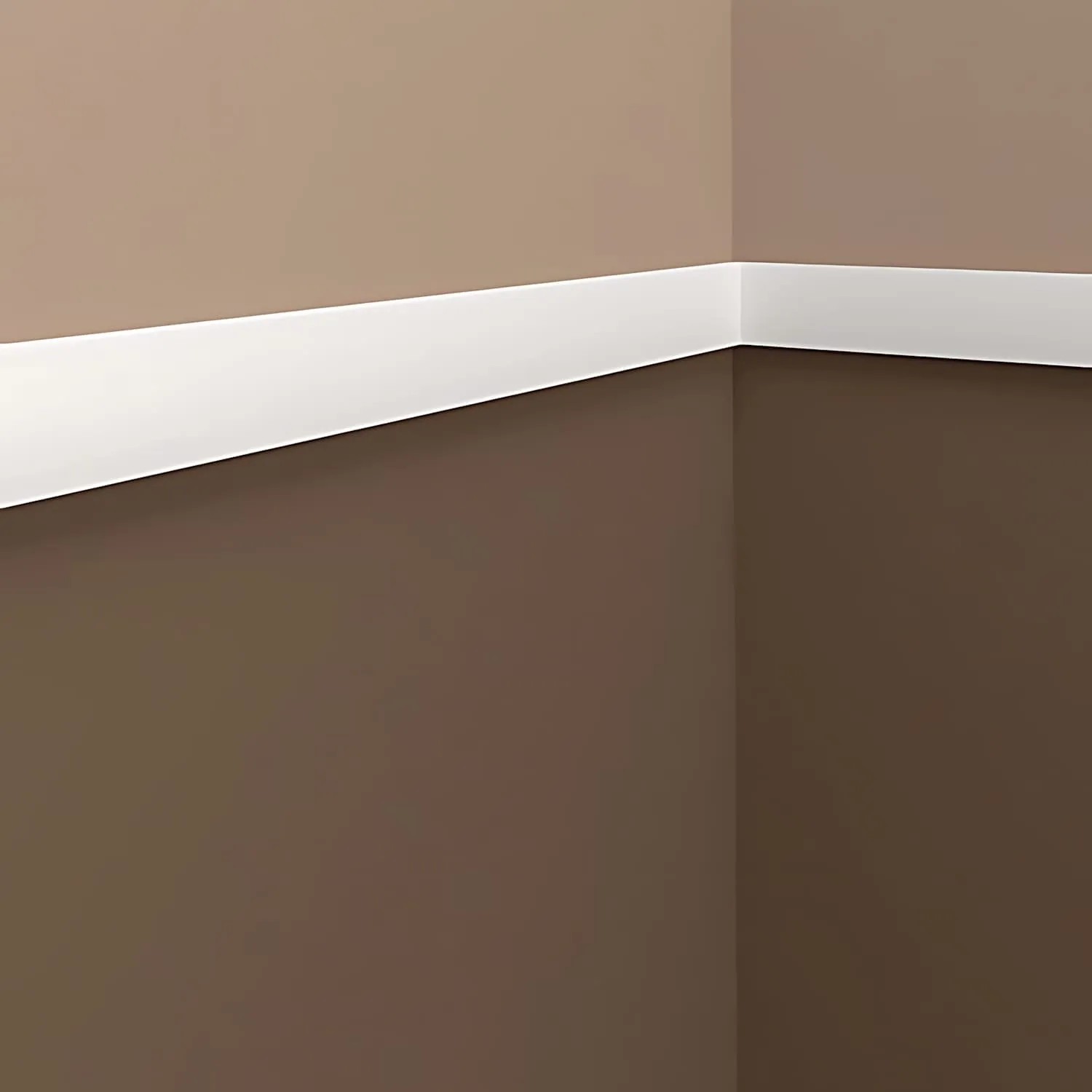Weiße PROFHOME Wand- und Friesleiste (20m Set) an einer Wand montiert.