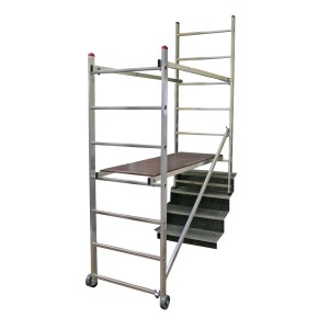 Krause Kleingerüst Corda 3 m mit Rollen, aufgebaut vor einer Treppe. Aluminiumgerüst mit Plattform.