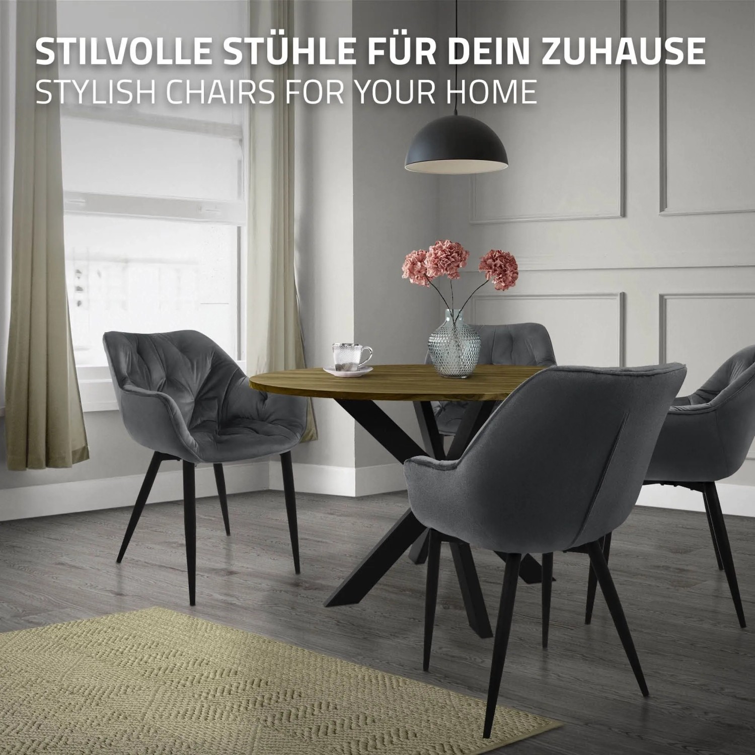 Vier anthrazitfarbene Samt Esszimmerstühle mit schwarzen Metallbeinen um einen Holztisch in modernem Esszimmer.